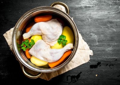 Caldo de pollo depurativo: receta fácil para recuperarte de los excesos navideños