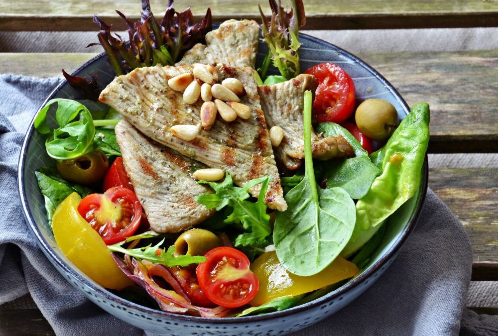 Ensalada de pavo con mango y espinacas: receta saludable, fácil y rápida para el verano
