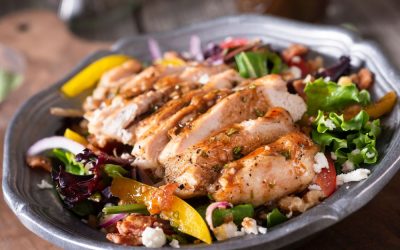 Ensalada de pollo y melocotón: una receta refrescante para este verano
